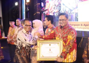 Kapolda Aceh Achmad Kartiko Terima Penghargaan Serambi Awards 2024