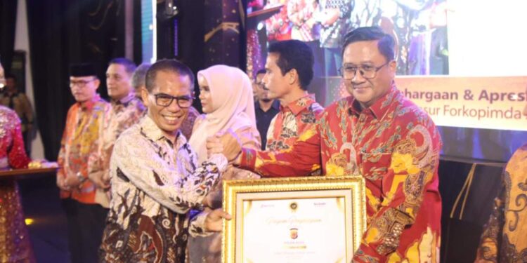 Kapolda Aceh Achmad Kartiko Terima Penghargaan Serambi Awards 2024