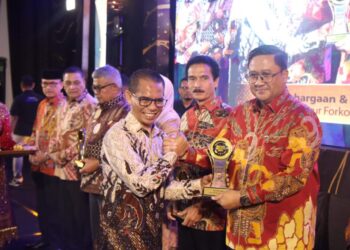 Kapolda Aceh Irjen Achmad Kartiko Terima Penghargaan Serambi Awards 2024