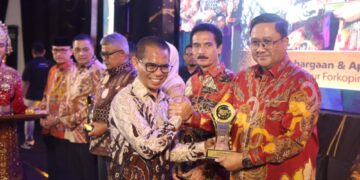 Kapolda Aceh Irjen Achmad Kartiko Terima Penghargaan Serambi Awards 2024