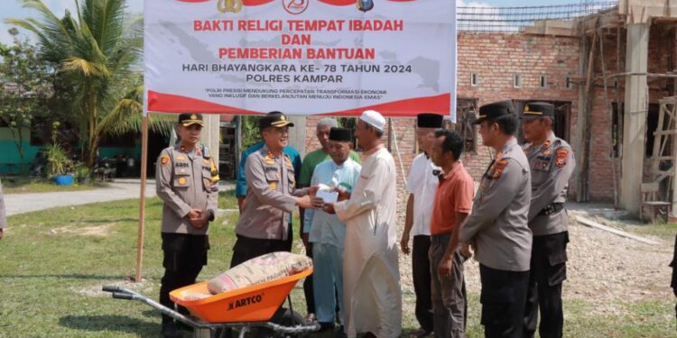 Jelang Hari Bhayangkara, Polres Kampar Serahkan Bantuan Material Untuk Pembangunan MI Nurul Iman