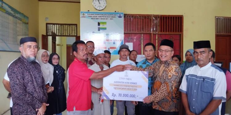 Dinsos Aceh Singkil Salurkan Bantuan Terhadap Warga Korban Kebakaran