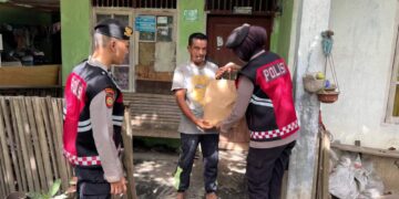 Jum’at Barokah, Ditsamapta Polda Aceh Patroli Kembali Bagikan Sembako Bantu Warga Kurang Mampu