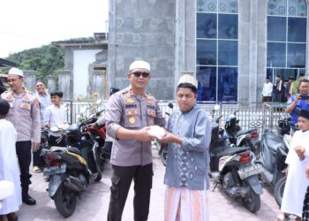Indahnya Jumat Berkah, Polres Bener Meriah Bagikan Nasi Kepada Jamaah Sholat Jumat