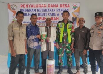 Reje Kampung Bah Mude Sedang Menyerahkan Bantuan Ketahanan Pangan Kepada 195 KK