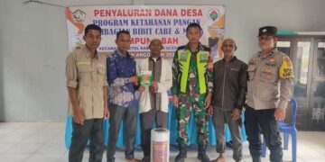 Reje Kampung Bah Mude Sedang Menyerahkan Bantuan Ketahanan Pangan Kepada 195 KK