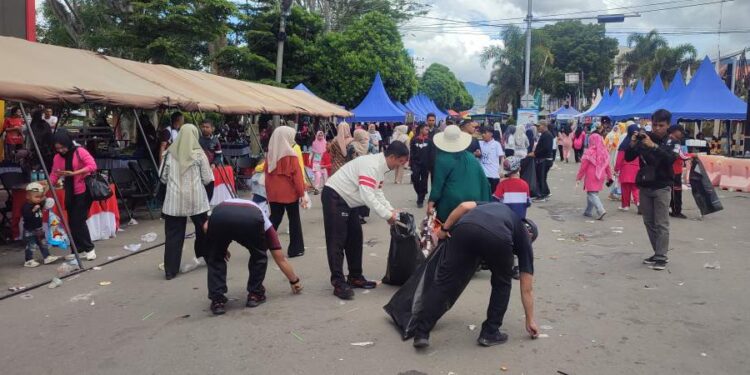 Polres Aceh Tengah Bersama Masyarakat Bersih Bersih Tempat Acara