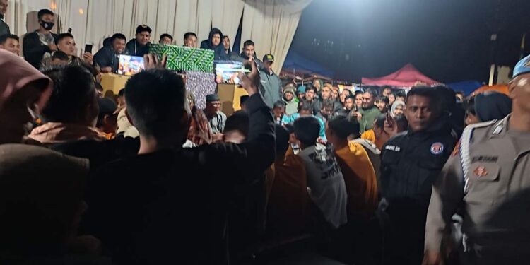 Walaupun Hujan Deras, Ratusan Masyarakat Aceh Tengah “Nonton Didong” Menyambut HUT Bhayangkara Ke 78