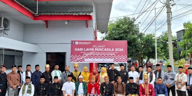 Gunakan Pakaian Adat, Lapas Bireuen Laksanakan Upacara Peringatan Hari Lahir Pancasila