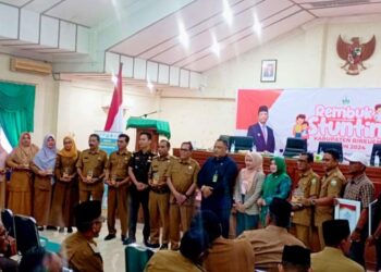 Pj Bupati Aulia Sofyan Serah Penghargaan Bagi Pelaku Intervensi Stunting Di Bireuen