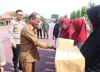 HUT Bhayangkara Ke 78, Pj Bupati Aceh Timur : Ratusan Dhuafa Dapat Sembako Murah
