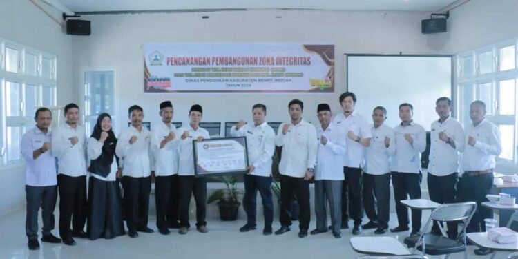 Asisten Perekonomian dan Pembangunan Sayutiman Buka Bimtek Pengawasan Perizinan LKPM