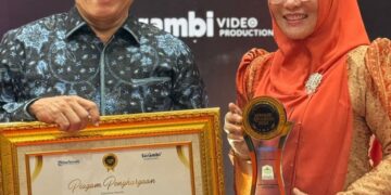 Pj Bupati Aceh Singkil Drs Azmi Raih M.AP Serambi Awards 2024 Kategori Inovator Satu Data