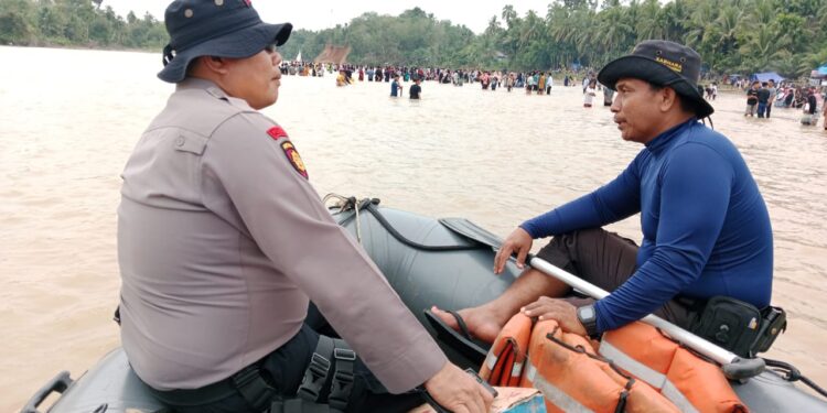 Samapta Polres Kuansing Amankan Kegiatan Pacu Jalur Di Desa Lubuk Terentang