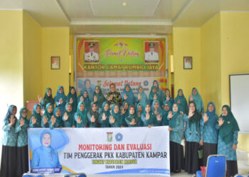 Pj. Ketua TP PKK Kampar Ricana Djayanti Hambali Lakukan Monev Pelaksanaan Program Kerja Di Rumbio Jaya