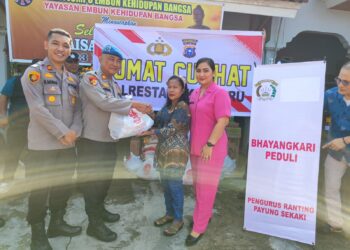 Gelar Jum’at Curhat, Polresta Pekanbaru Bersama Polsek Payung Sekaki Bagikan Bansos