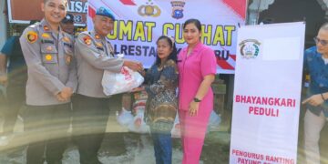 Gelar Jum’at Curhat, Polresta Pekanbaru Bersama Polsek Payung Sekaki Bagikan Bansos