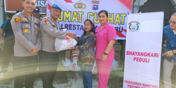 Gelar Jum’at Curhat, Polresta Pekanbaru Bersama Polsek Payung Sekaki Bagikan Bansos