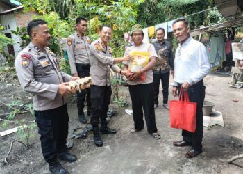 Jum’at Barokah, Polsek Tapung Serahkan Sembako Kepada Warga Kurang Mampu