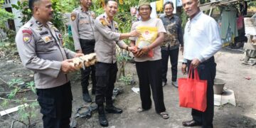 Jum’at Barokah, Polsek Tapung Serahkan Sembako Kepada Warga Kurang Mampu