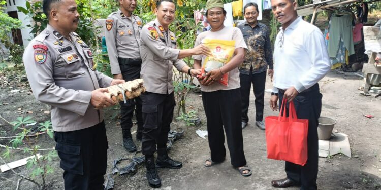 Jum’at Barokah, Polsek Tapung Serahkan Sembako Kepada Warga Kurang Mampu
