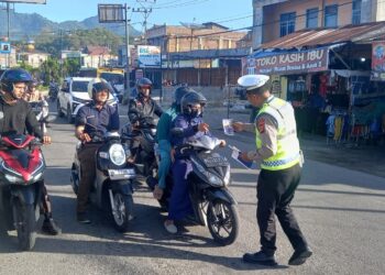 Satlantas Polres Aceh Tengah Beri Brosur Keselamatan Berlalulintas Kepada Pengguna Jalan