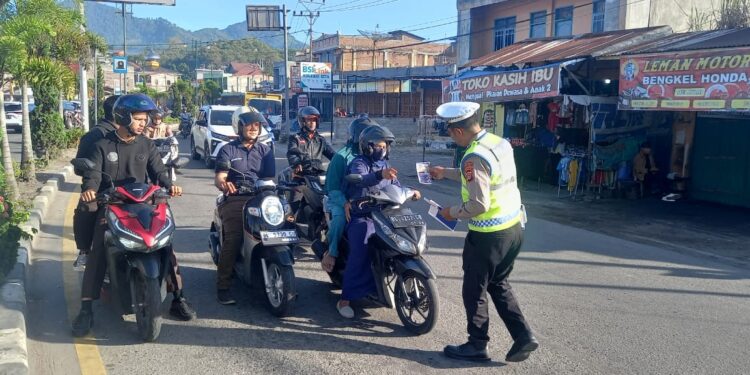 Satlantas Polres Aceh Tengah Beri Brosur Keselamatan Berlalulintas Kepada Pengguna Jalan 