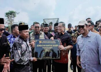 Wakili Pj Bupati, Kadis PUPR Kampar Afdal Dampingi Pj Gubernur SF Hariyanto Resmikan Jembatan Rantau Kasih