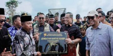 Wakili Pj Bupati, Kadis PUPR Kampar Afdal Dampingi Pj Gubernur SF Hariyanto Resmikan Jembatan Rantau Kasih