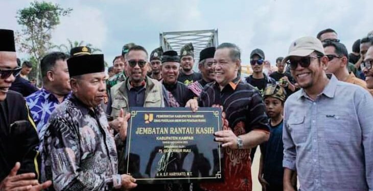 Wakili Pj Bupati, Kadis PUPR Kampar Afdal Dampingi Pj Gubernur SF Hariyanto Resmikan Jembatan Rantau Kasih