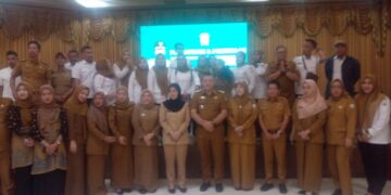 Pj Walikota Palembang Ratu Dewa Melantik RT Dan RW 6 Kelurahan Di Kecamatan Bukit Kecil 