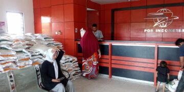 Kantor Pos Singkil Salurkan Bantuan Beras Bulog 10 Kg Kepada Warga Yang Terdaftar 