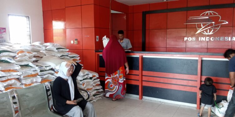 Kantor Pos Singkil Salurkan Bantuan Beras Bulog 10 Kg Kepada Warga Yang Terdaftar 