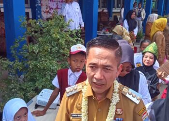 Pemko Palembang Bagi Sembako Untuk Wali Murid SD Negeri 85 Tuan Kentang Yang Kurang Mampu