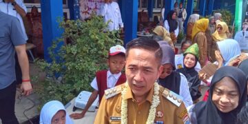 Pemko Palembang Bagi Sembako Untuk Wali Murid SD Negeri 85 Tuan Kentang Yang Kurang Mampu