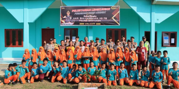 HUT Bhayangkara Ke- 78, Polres Banyuasin Menggelar Penanaman Pohon