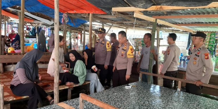 Cegah Paham Radikalisme, Personil Sat Binmas Memberikan Penyuluhan Kepada Masyarakat