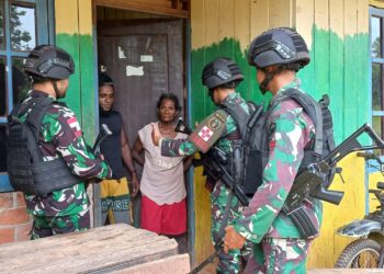 Terabas Hutan, Tim Medis Satgas Pamtas Statis RI-PNG Yonif 111/KB Temui Dan Obati Masyarakat Yang Sakit