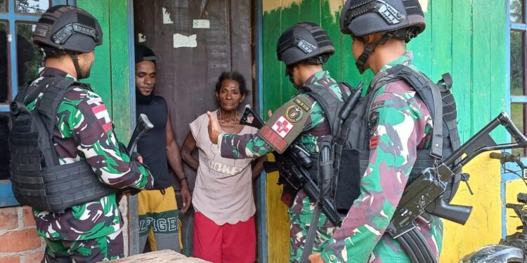 Terabas Hutan, Tim Medis Satgas Pamtas Statis RI-PNG Yonif 111/KB Temui Dan Obati Masyarakat Yang Sakit