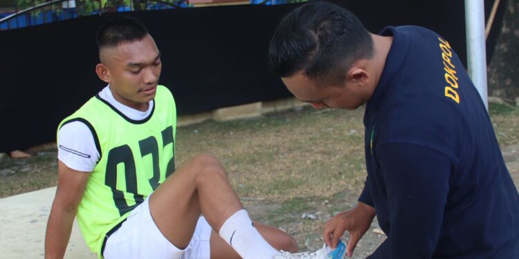 Memakai Sepatu Koyak, Perjuangan Pemuda Aceh Barat Ayat Suci Mengikuti Tes Tamtama Polri