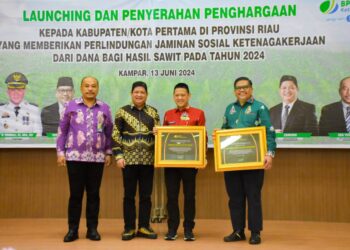 Kabupaten Kampar Menerima Penghargaan Dari BPJS Ketenagakerjaan