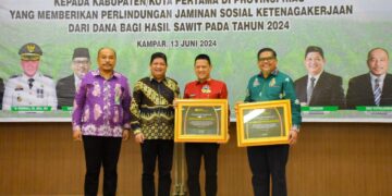 Kabupaten Kampar Menerima Penghargaan Dari BPJS Ketenagakerjaan