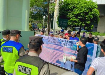 Demo Di Kejari Palembang, LSM MAK Tuntut Pemeriksaan Kepala Dinas PUPR Terkait Proyek Jalan