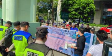 Demo Di Kejari Palembang, LSM MAK Tuntut Pemeriksaan Kepala Dinas PUPR Terkait Proyek Jalan