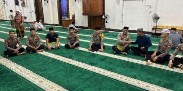 Sat Samapta Polres Kuansing Melaksanakan Jumat Curhat Di Mesjid Agung Teluk Kuantan
