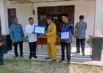 PT AWE Menyerahkan Bantuan Sosial Kepada Masyarakat Padang Sawah Dan Dua Ekor Kerbau