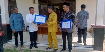 PT AWE Menyerahkan Bantuan Sosial Kepada Masyarakat Padang Sawah Dan Dua Ekor Kerbau