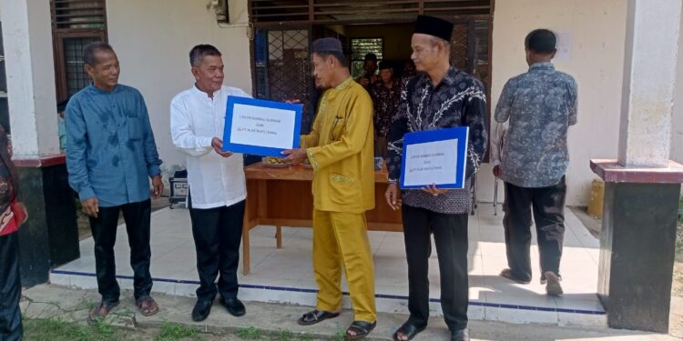 PT AWE Menyerahkan Bantuan Sosial Kepada Masyarakat Padang Sawah Dan Dua Ekor Kerbau