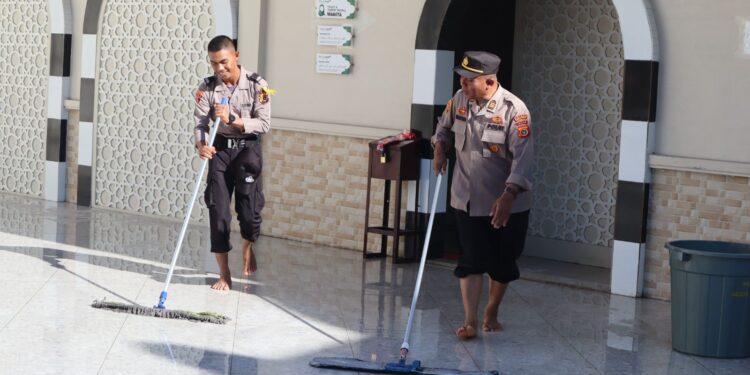 Sambut Hari Bhayangkara Ke-78, Polres Aceh Tengah Gelar Bakti Sosial Di Masjid