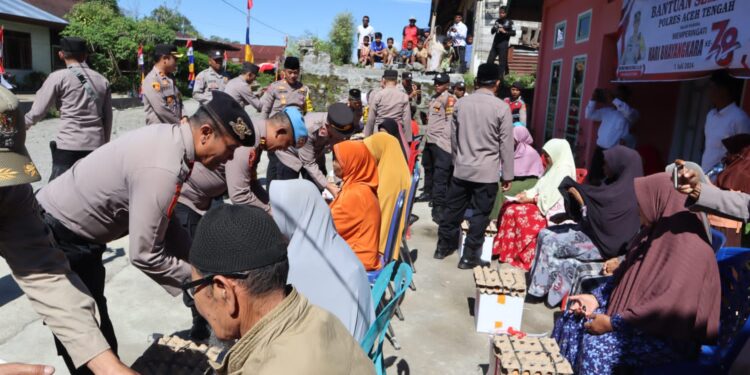 Sambut Hari Jadi Bhayangkara ke 78, Polres Aceh Tengah Berikan Bantuan Sosial Sembako Pada Warga Yang Membutuhkan